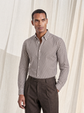 Camicia uomo a righe bordeaux su fondo bianco, indossata, figura intera