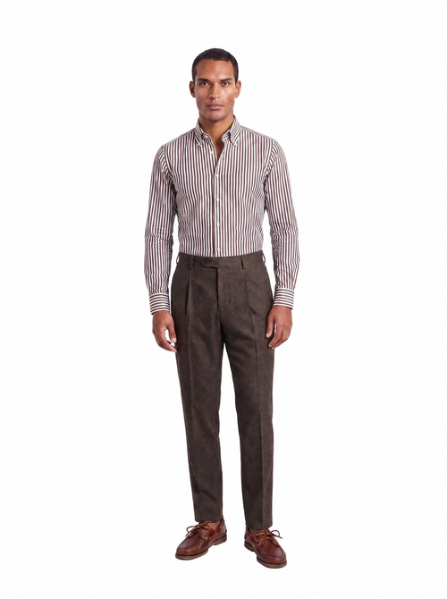 Camicia uomo a righe bordeaux su fondo bianco, indossata, vista frontale