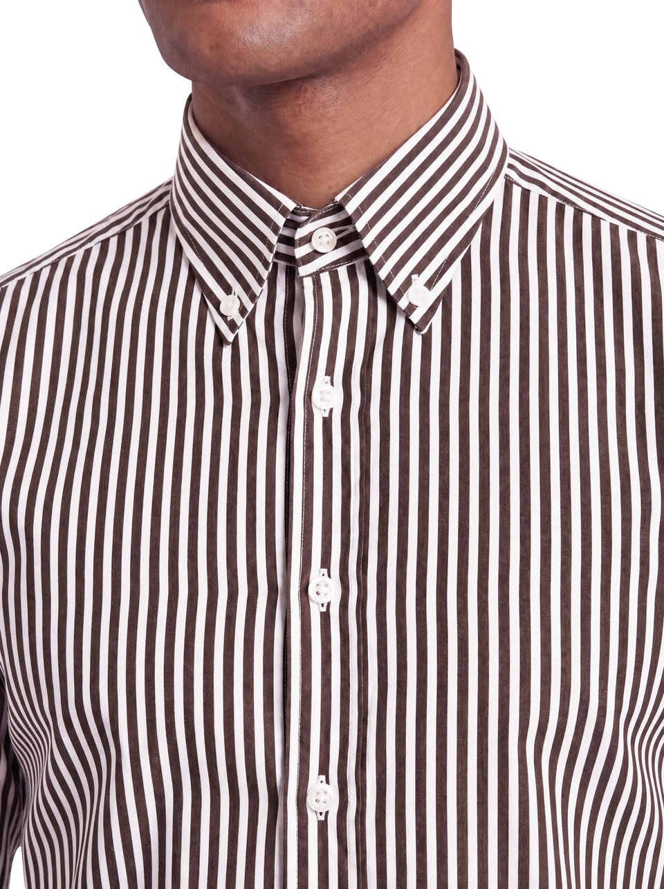 Dettaglio del collo della camicia uomo a righe bordeaux su fondo bianco