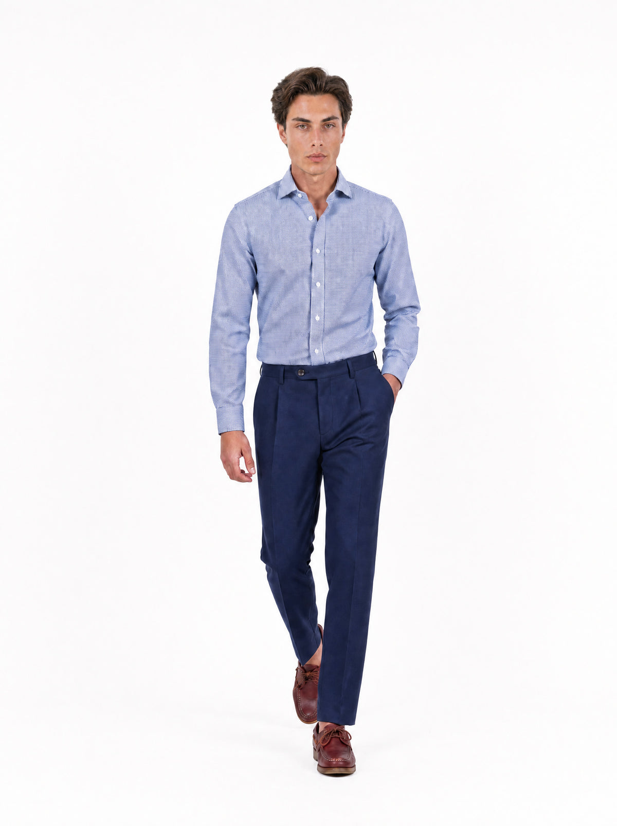 Camicia uomo azzurra, indossata, vista frontale