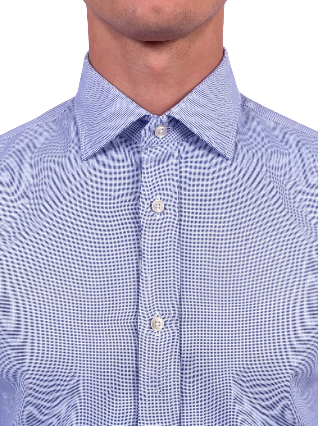 Dettaglio del collo della camicia uomo azzurra