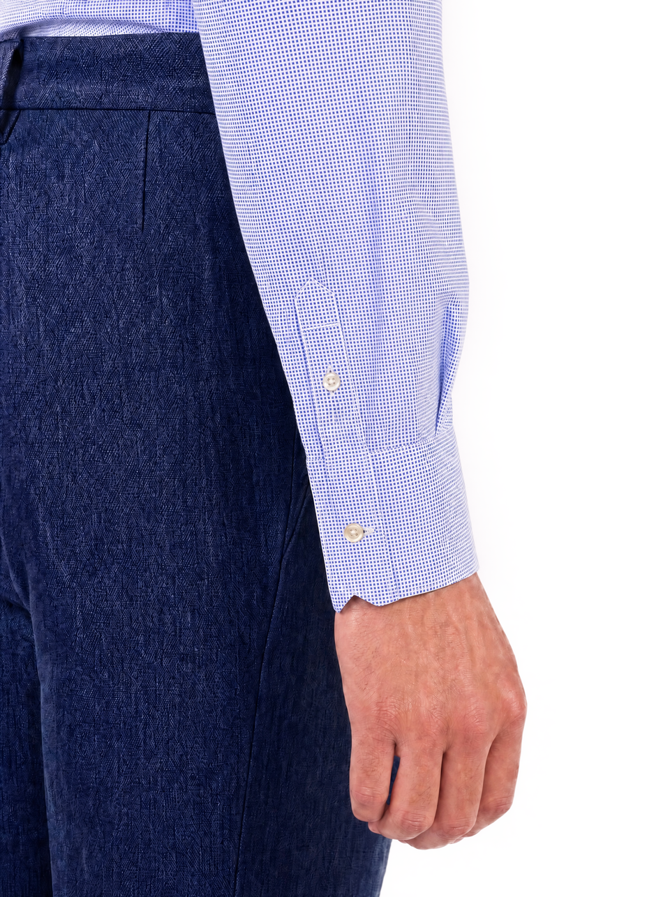 Dettaglio del polso della camicia uomo azzurra