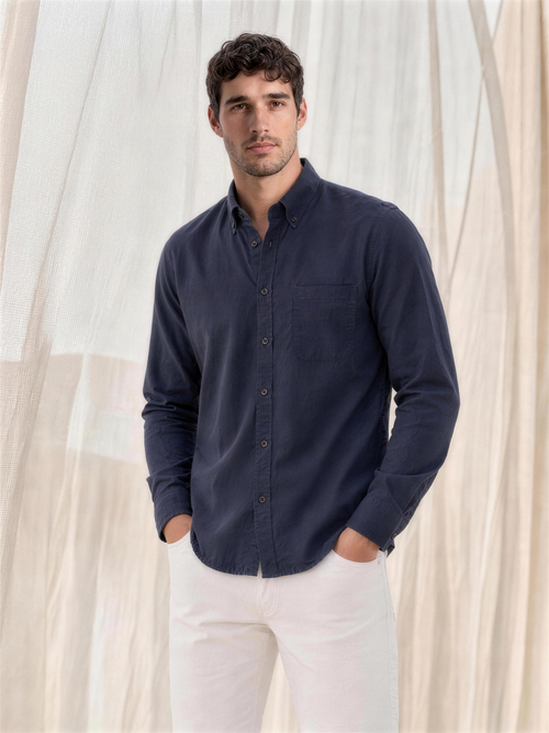 Camicia uomo blu scuro tinta unita, indossata, figura intera