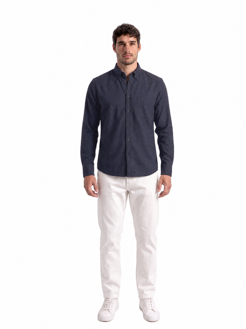 Camicia uomo blu scuro tinta unita, indossata, vista frontale