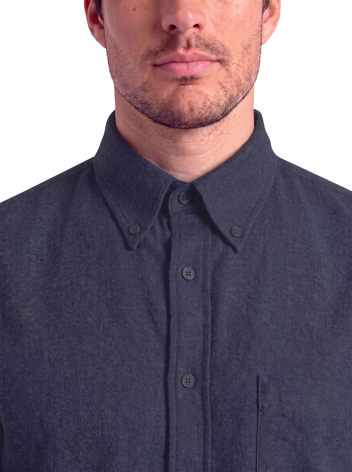 Dettaglio del collo della camicia uomo blu scuro tinta unita
