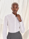 Camicia donna bianca, indossata, figura intera