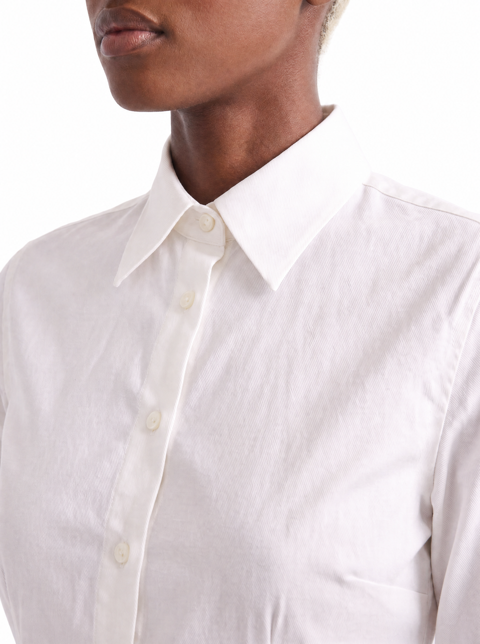 Dettaglio del collo della camicia donna bianca