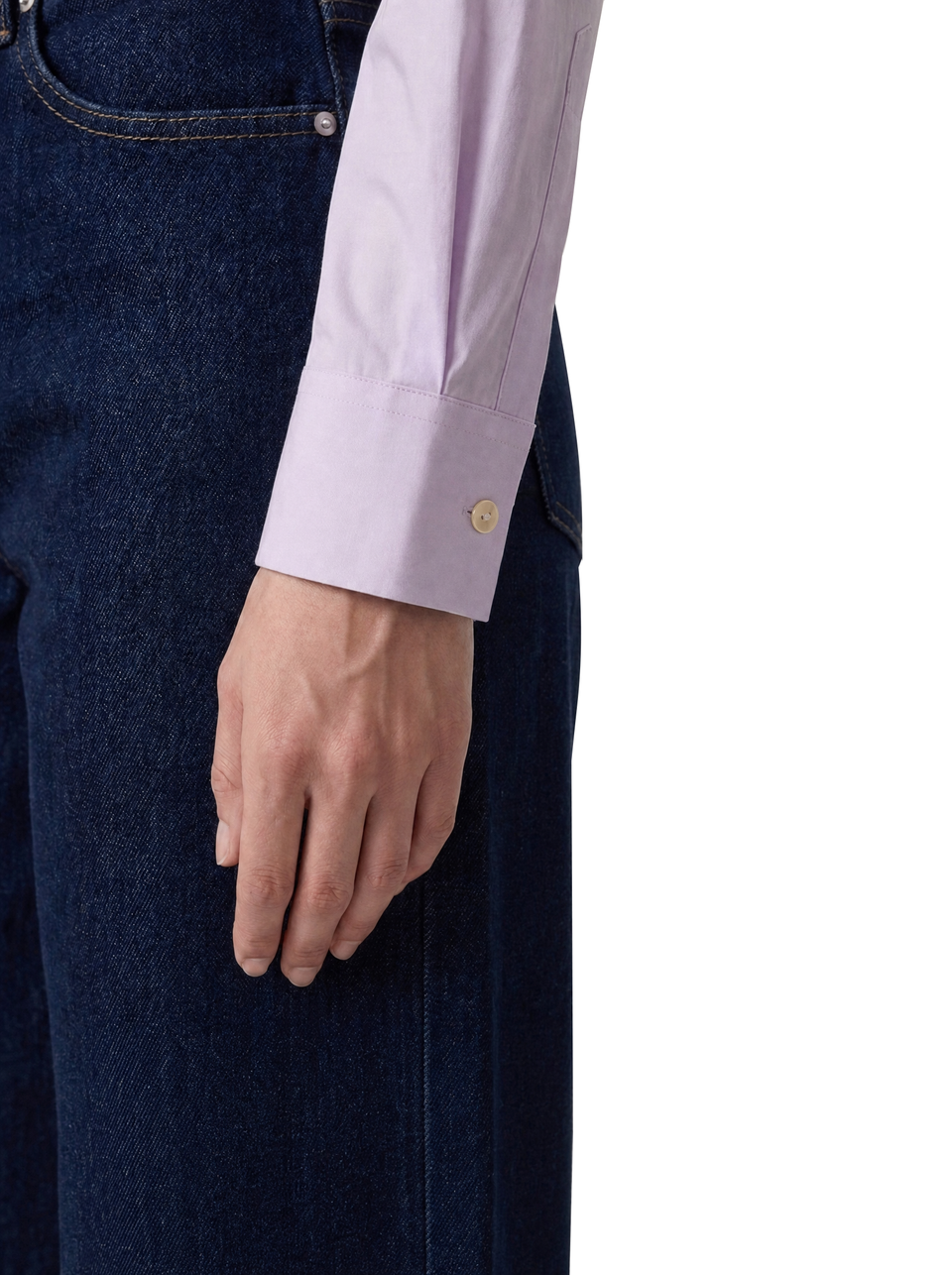 Dettaglio del polso della camicia donna lilla