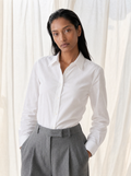 Camicia donna bianca, indossata, figura intera