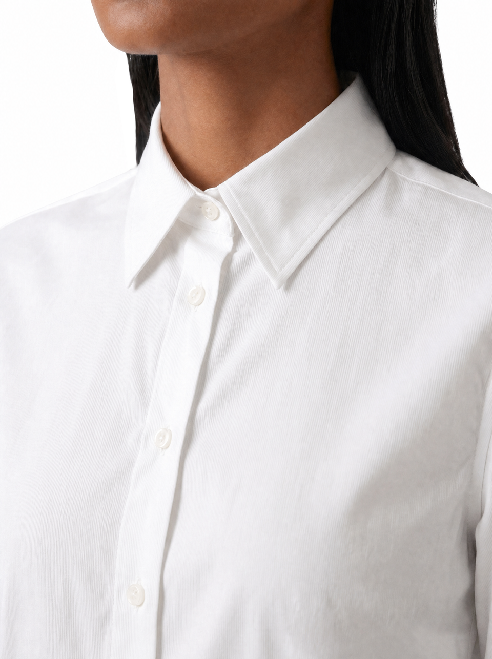 Dettaglio del collo della camicia donna bianca