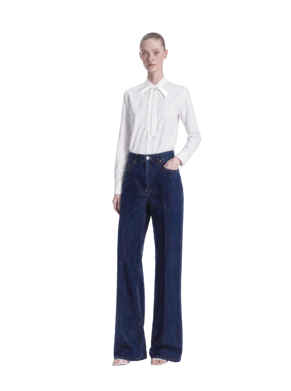 Camicia con fiocco bianca, indossata