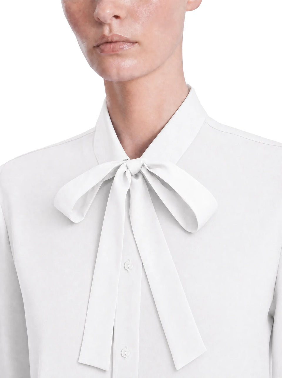 Camicia con fiocco bianca, dettaglio collo