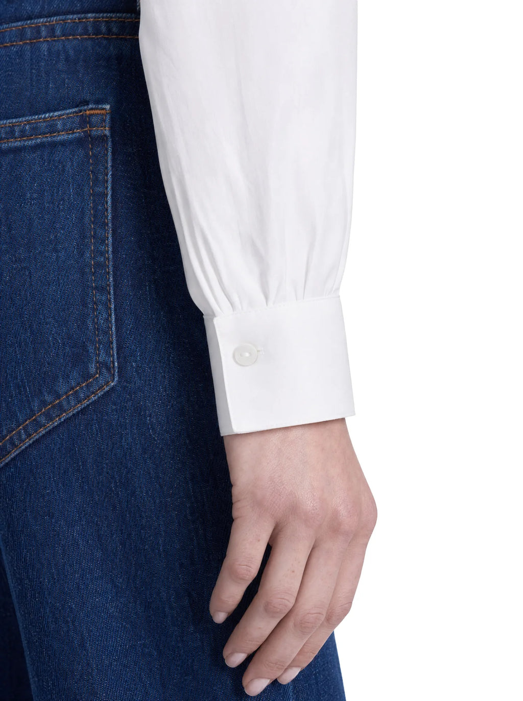 Camicia con fiocco bianca, dettaglio polso