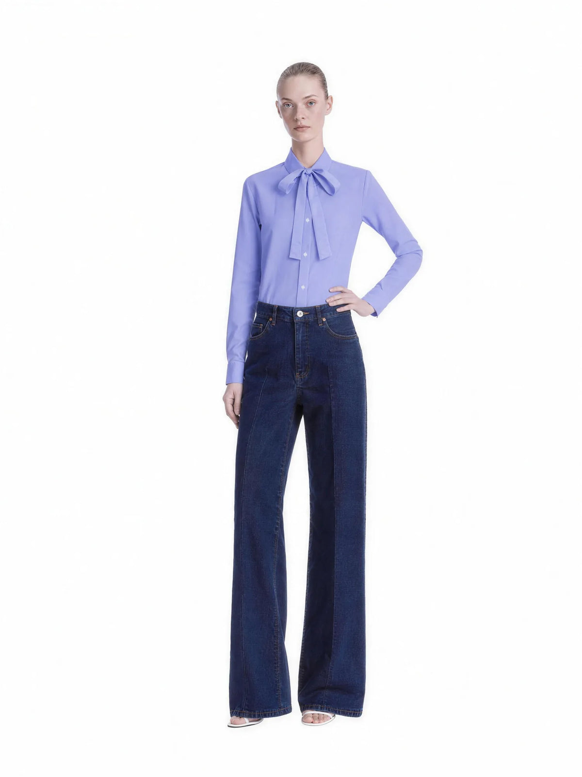 Camicia con fiocco lilla, indossata