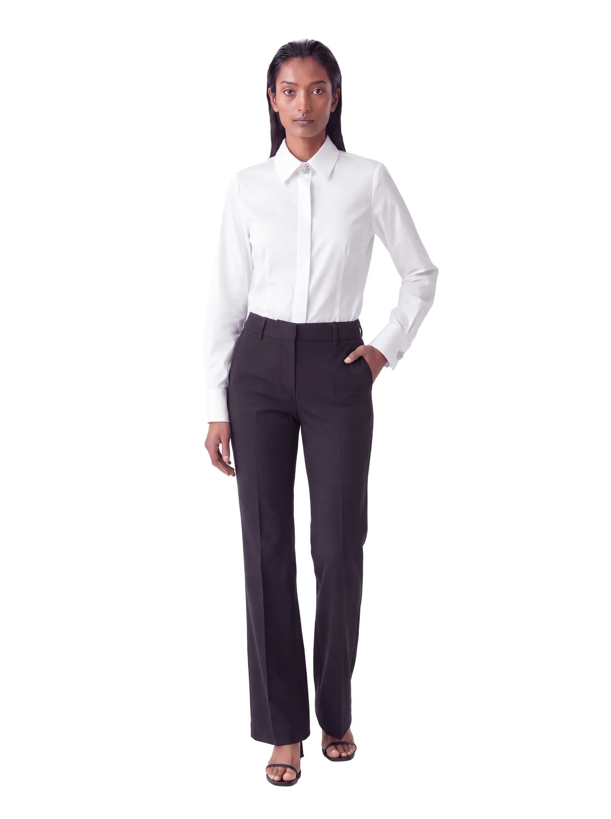 Camicia con bottoni gioiello bianca, indossata