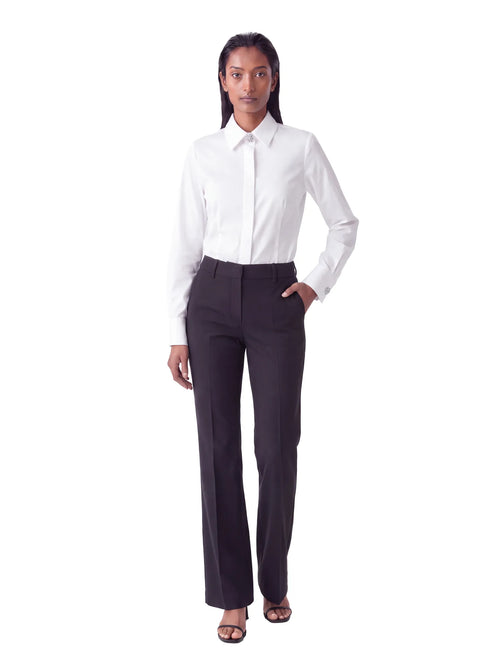Camicia con bottoni gioiello bianca, indossata