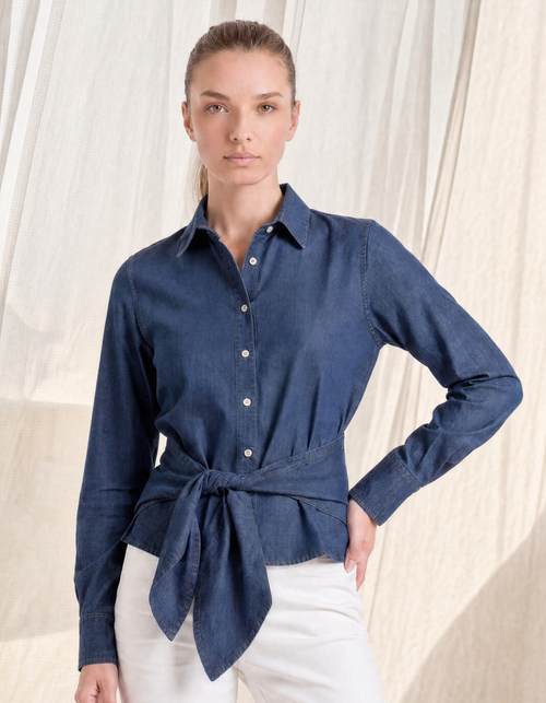 Camicia donna in denim blu con fiocco annodato in vita, indossata, figura intera