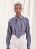 Camicia donna a righe grigio antracite con cravatta abbinata, indossata
