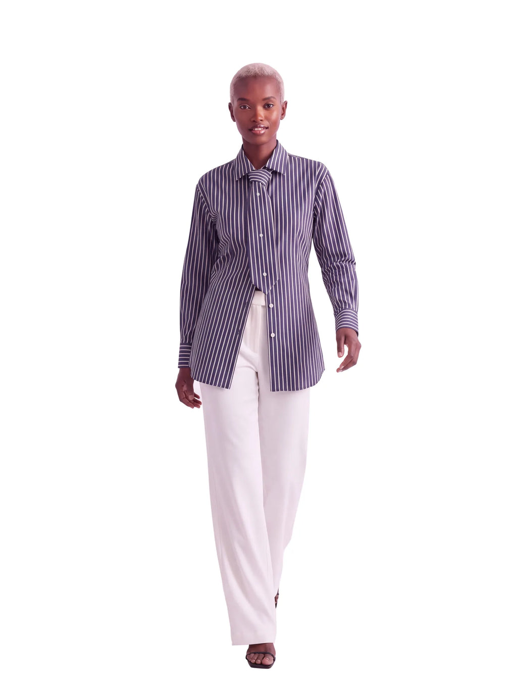 Camicia donna a righe grigio antracite, indossata, figura intera