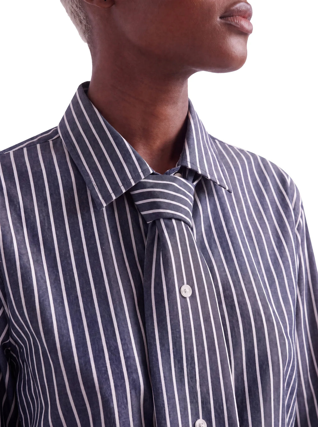 Camicia donna a righe grigio antracite, dettaglio collo e cravatta