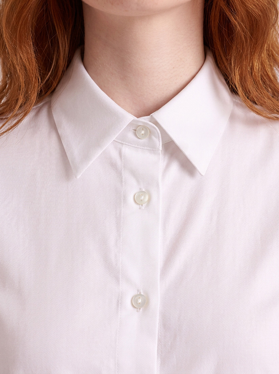 Dettaglio del collo della camicia donna bianca