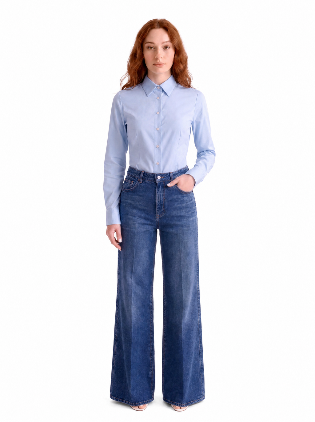 Camicia donna azzurra, indossata, vista frontale