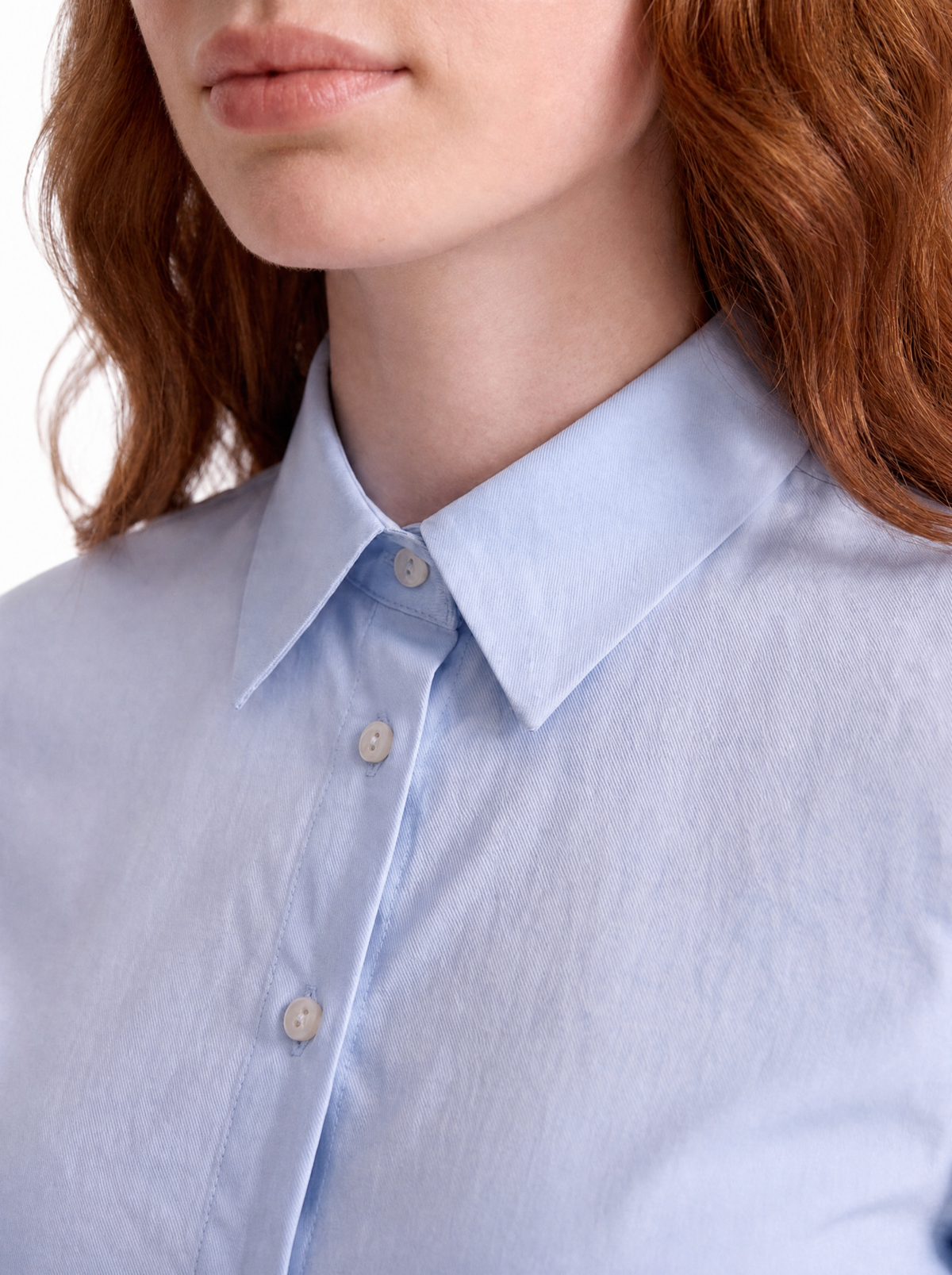 Dettaglio del collo della camicia donna azzurra