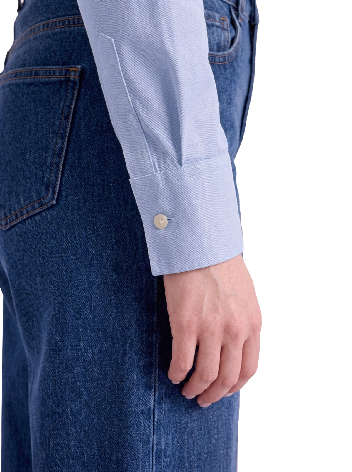 Dettaglio del polso della camicia donna azzurra