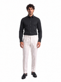 Camicia Cottonstir in popeline di cotone no stiro nera, indossata, vista frontale