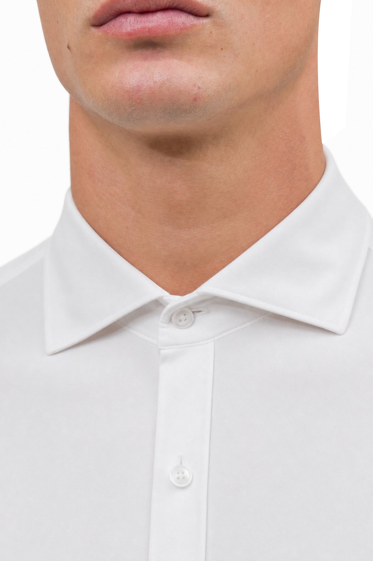 Dettaglio del collo della camicia Dynamo in tessuto traspirante bianca