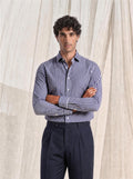 Camicia uomo a righe blu su fondo bianco, indossata, figura intera