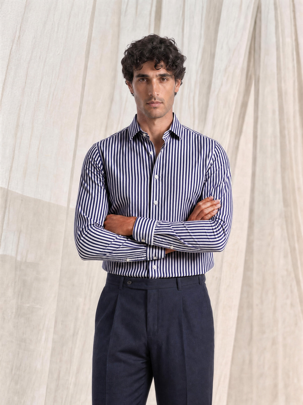 Camicia uomo a righe blu su fondo bianco, indossata, figura intera