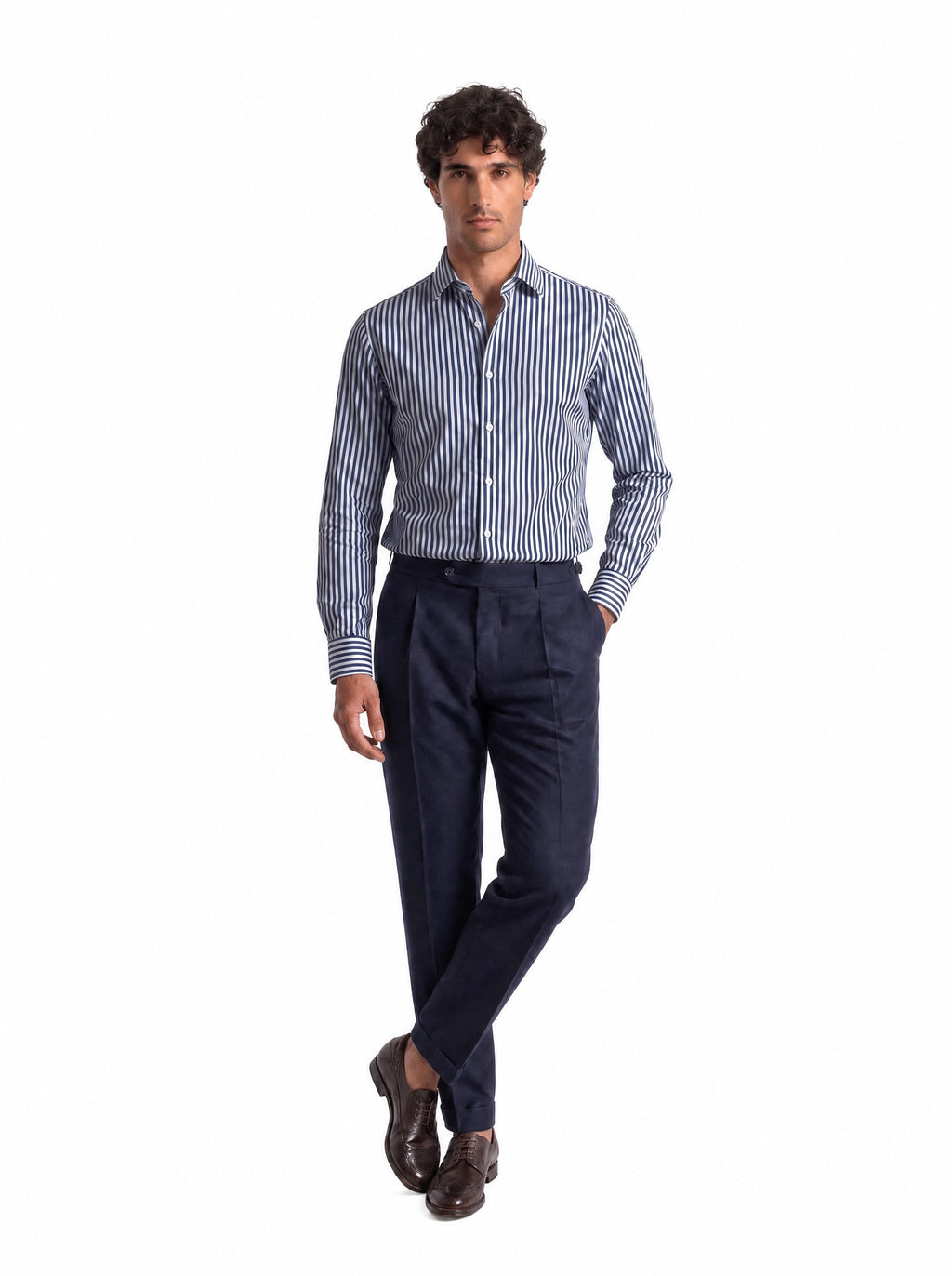 Camicia uomo a righe blu su fondo bianco, indossata, vista frontale