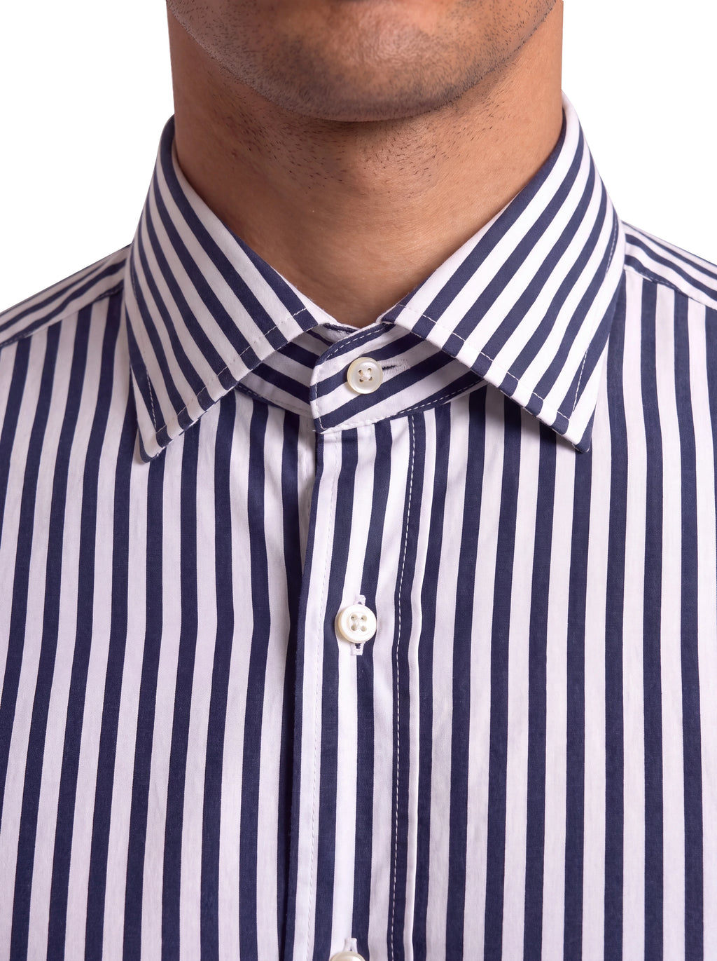 Dettaglio del collo della camicia uomo a righe blu su fondo bianco