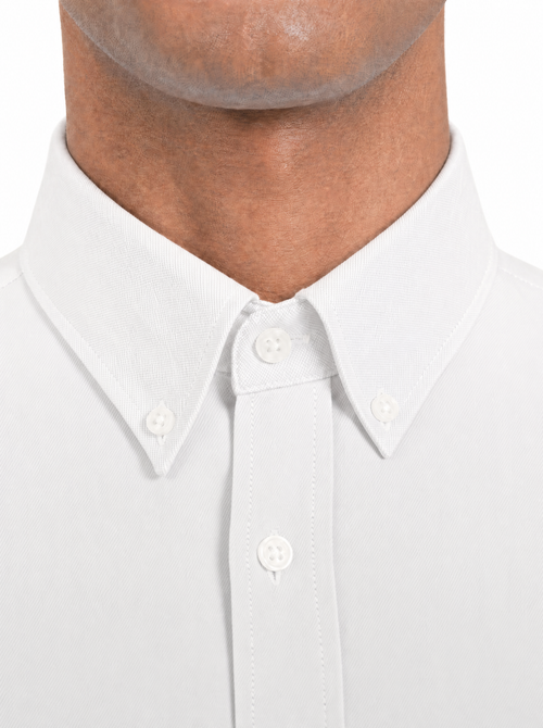 Dettaglio del collo button-down della camicia slim Cottonstir bianca