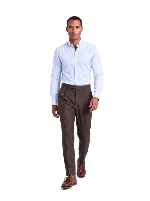 Camicia slim Cottonstir in twill di cotone no stiro azzurra, indossata, figura intera