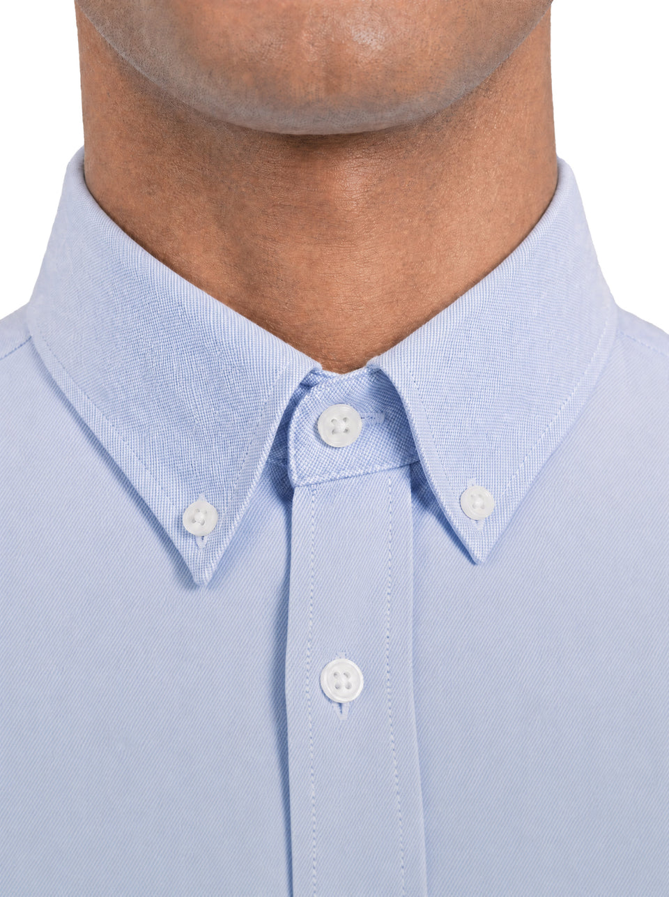 Dettaglio del collo button-down della camicia slim Cottonstir azzurra
