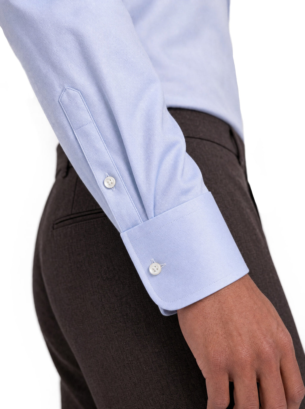 Dettaglio del polso della camicia slim Cottonstir azzurra