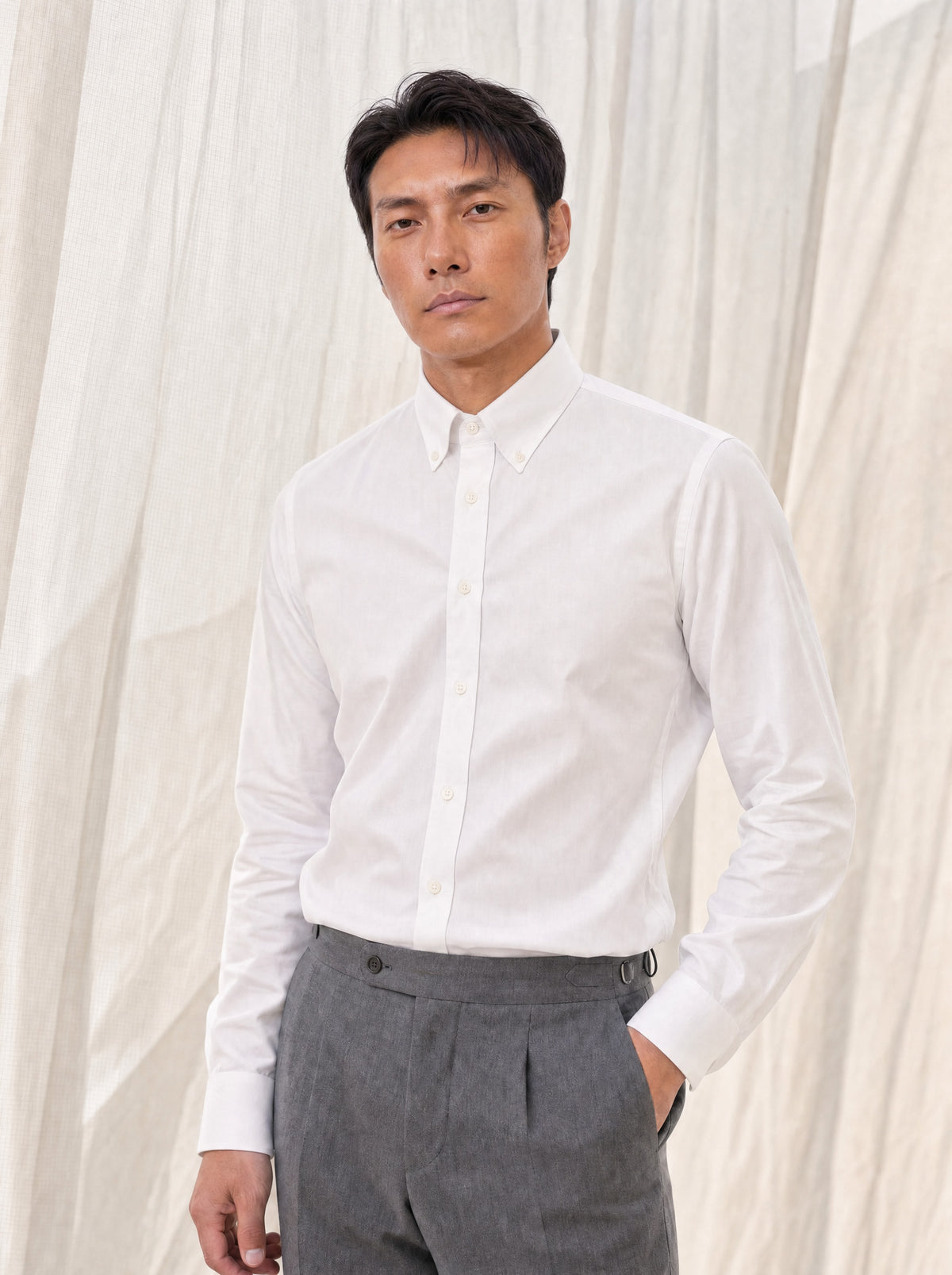 Camicia uomo bianca, indossata, figura intera