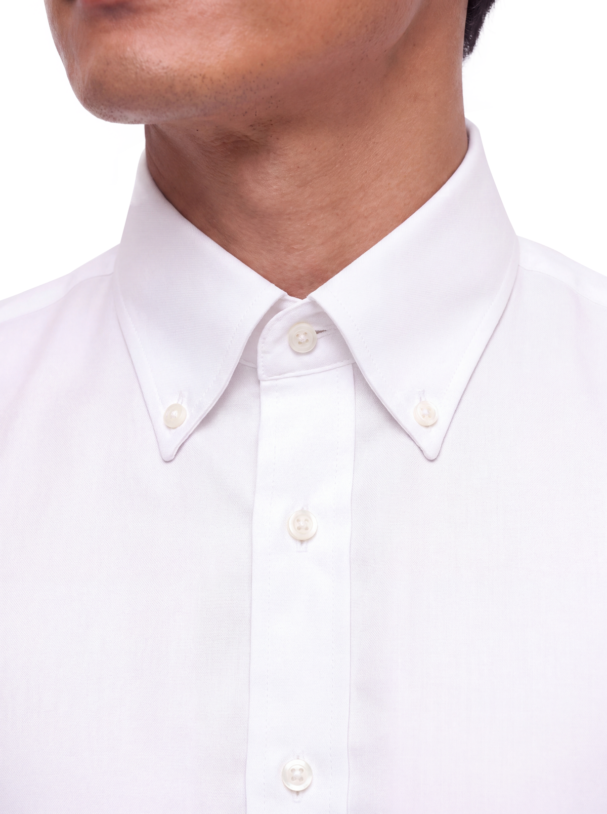 Dettaglio del collo della camicia uomo bianca