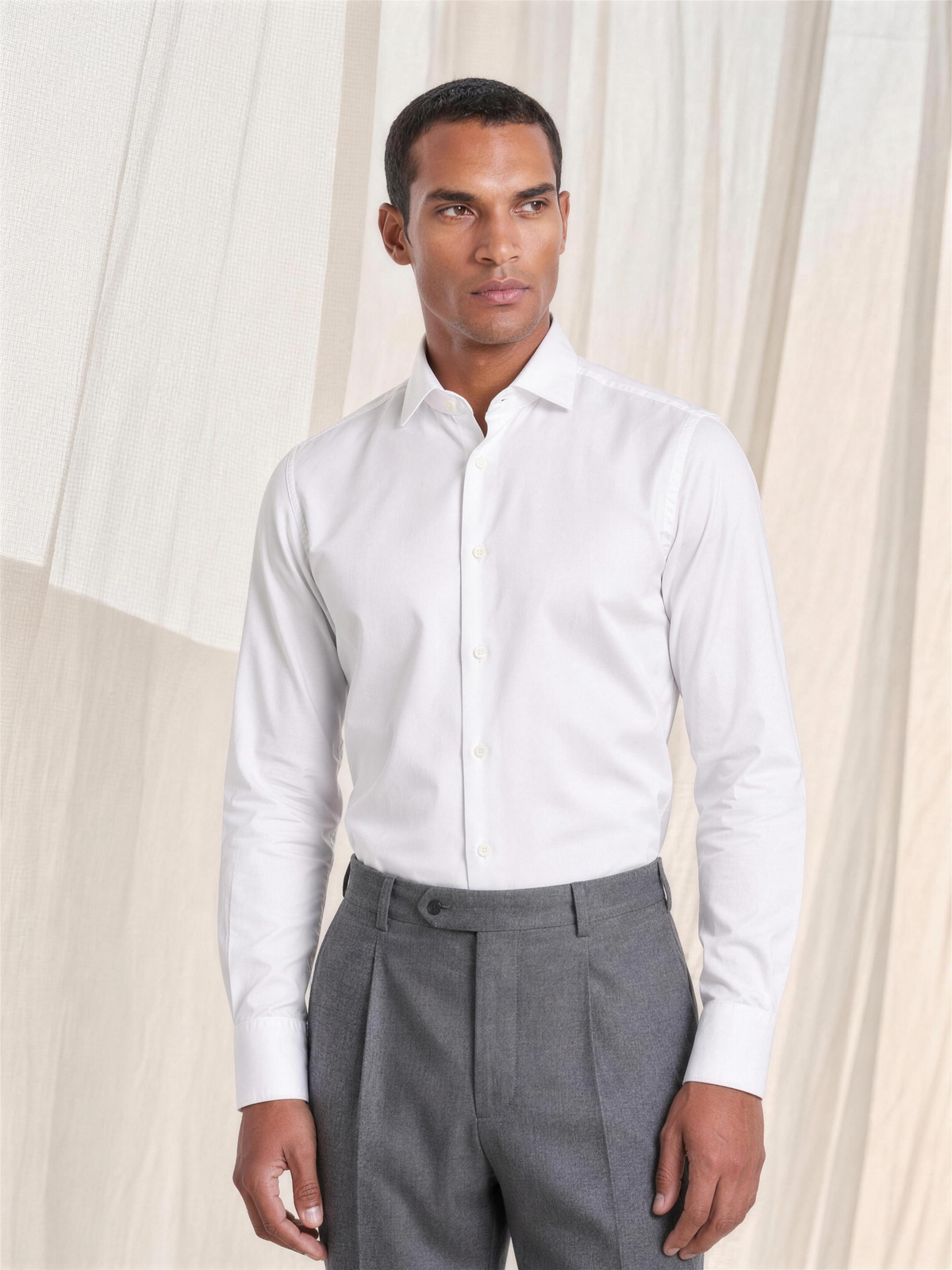 Camicia uomo bianca, indossata, figura intera