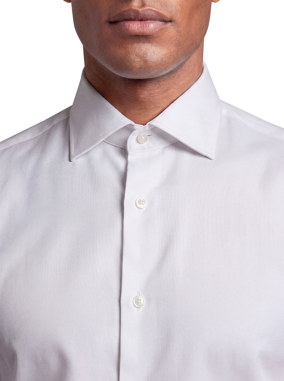 Dettaglio del collo della camicia uomo bianca
