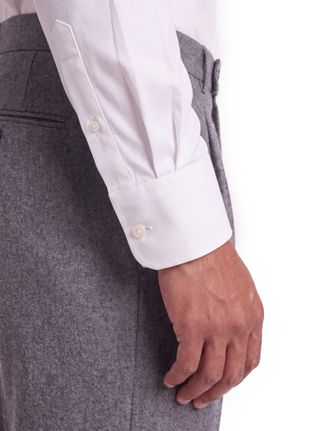 Dettaglio del polso della camicia uomo bianca