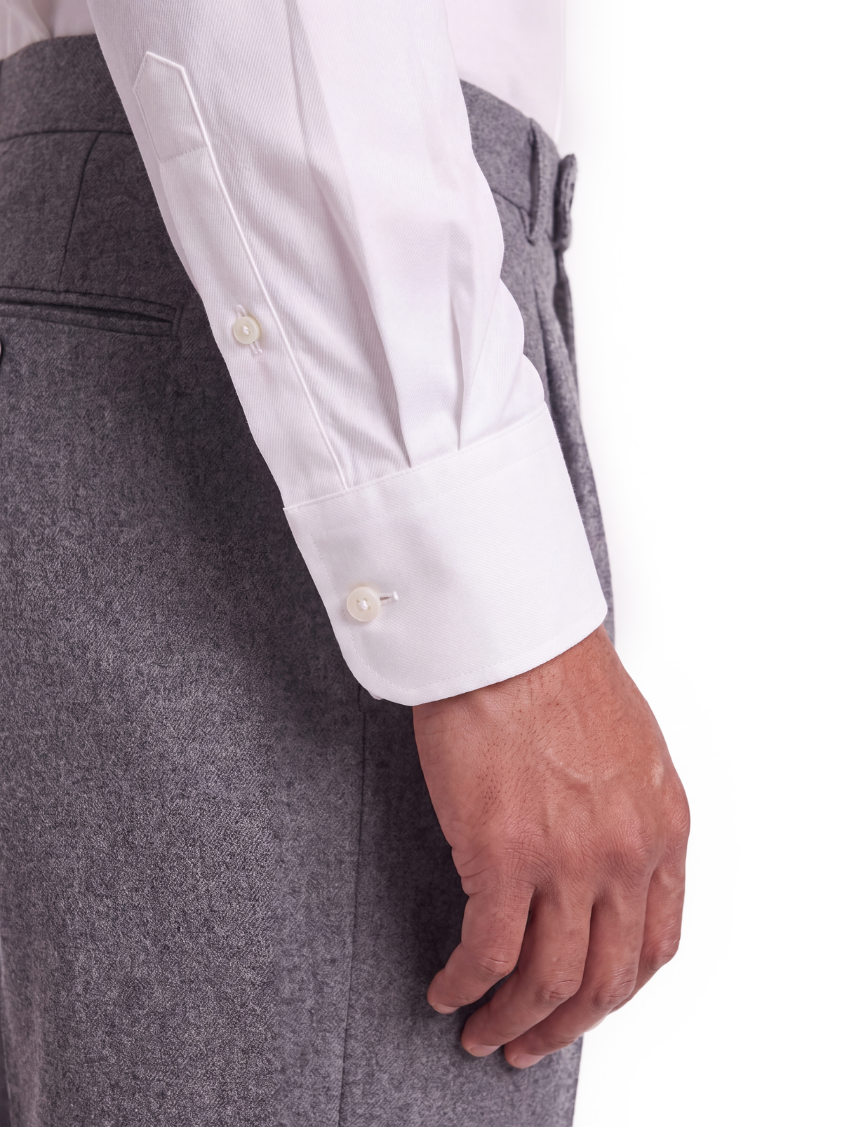 Dettaglio del polso della camicia uomo bianca