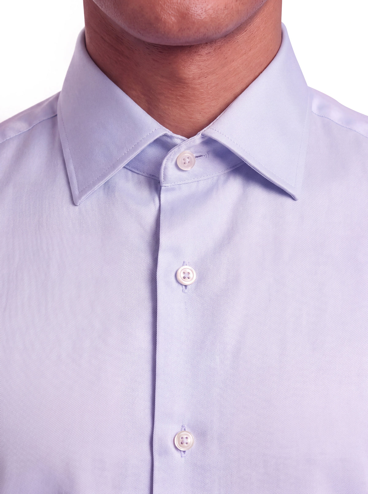 Dettaglio del collo della camicia uomo azzurro chiaro