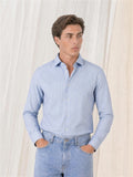 Camicia uomo a righe azzurre su fondo bianco, indossata, figura intera