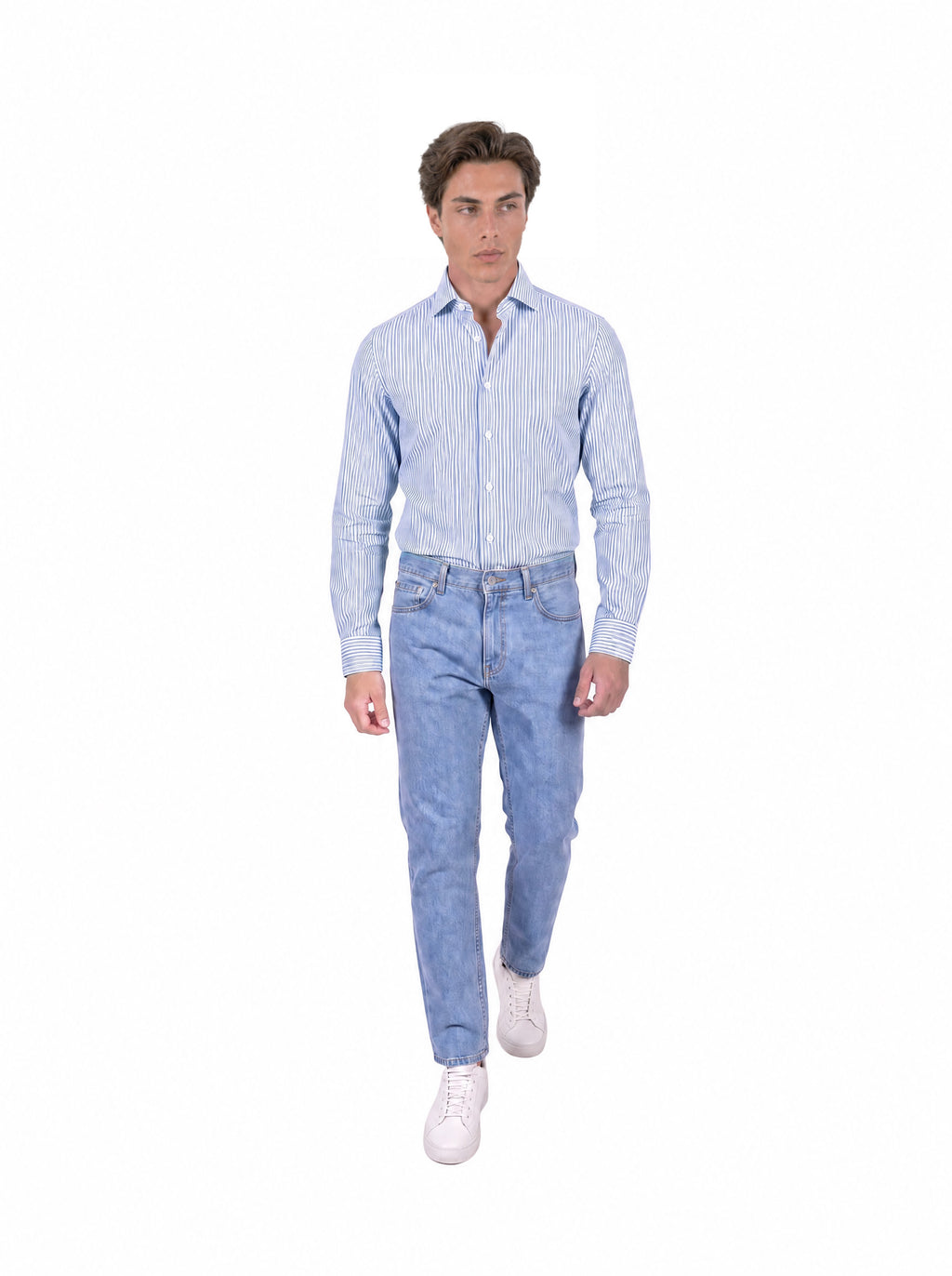 Camicia uomo a righe azzurre su fondo bianco, indossata, vista frontale