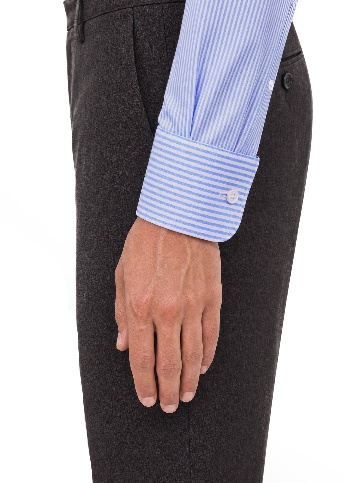 Dettaglio del polso della camicia slim Cottonstir in cotone rigato
