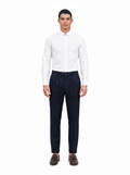 Camicia slim Quick Clean in cotone antimacchia no stiro bianca, indossata, figura intera