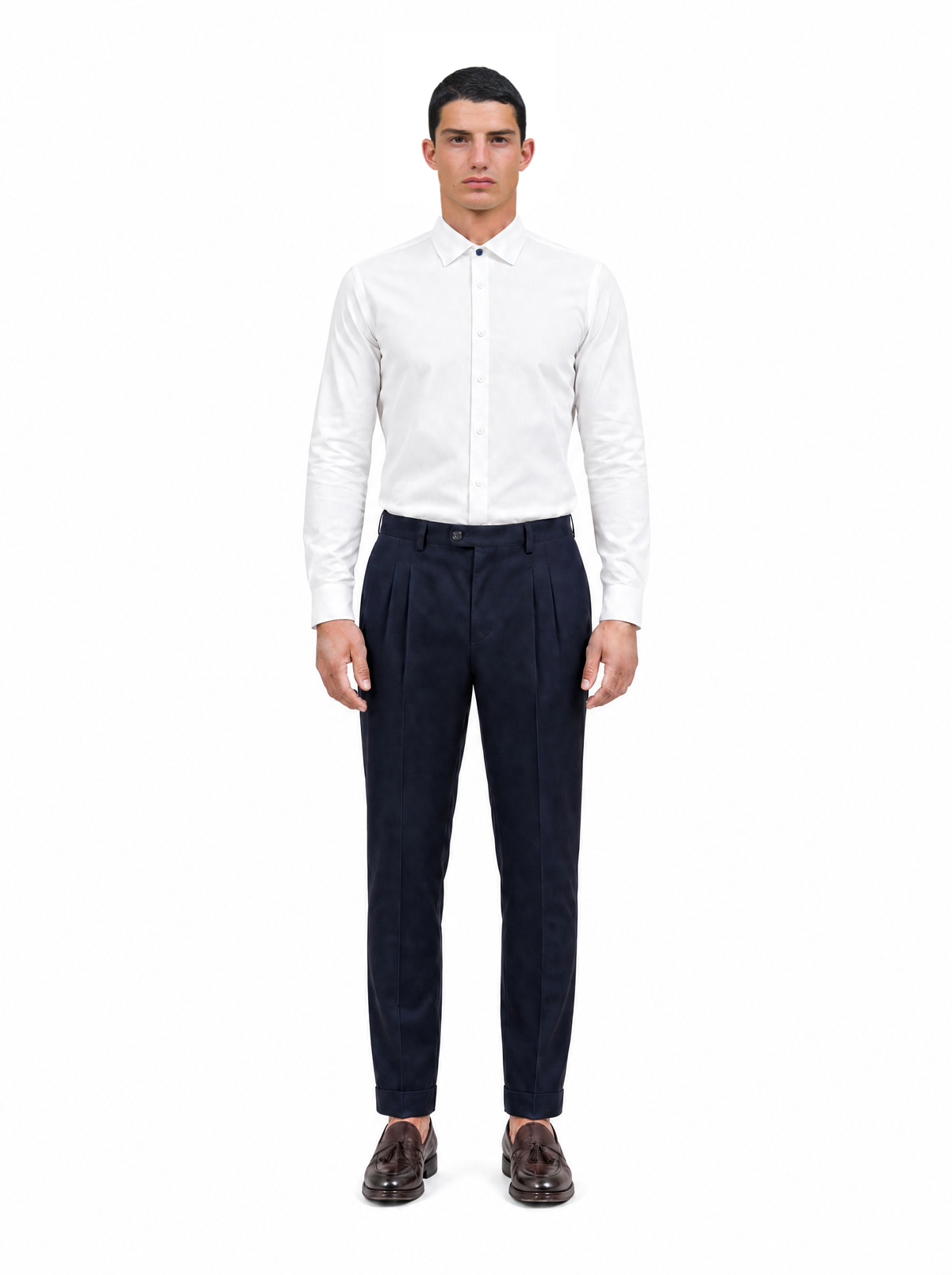 Camicia slim Quick Clean in cotone antimacchia no stiro bianca, indossata, figura intera